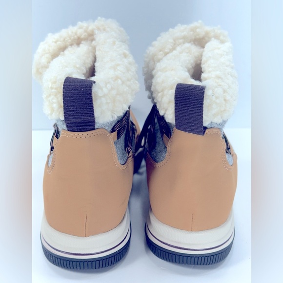 NWOB - CLARKS Cloudsteppers Breeze Glacier Lace-Up Faux-Shearling Booties - Picture 5 of 10